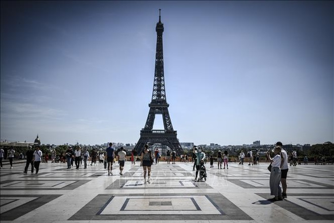 Sơ tán hàng trăm người khỏi khu vực tháp Eiffel vì đe dọa có bom - Ảnh 1.