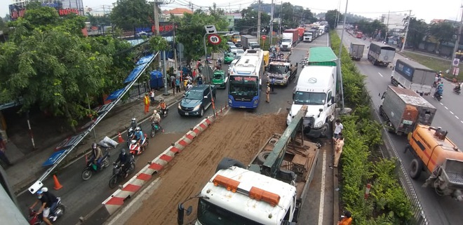 TP.HCM: Xe container húc văng khung biển báo, Quốc lộ 1 kẹt nguyên buổi sáng - Ảnh 2.