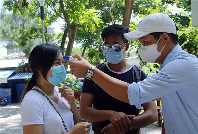 Tiềm ẩn bốn nguy cơ lớn l&acirc;y nhiễm COVID-19 ở Việt Nam - Ảnh 1.