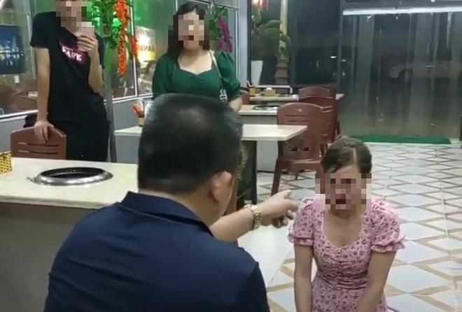 X&eacute;t xử chủ qu&aacute;n bắt c&ocirc; g&aacute;i quỳ ở Bắc Ninh c&ocirc;ng khai tại khu d&acirc;n cư - Ảnh 1.