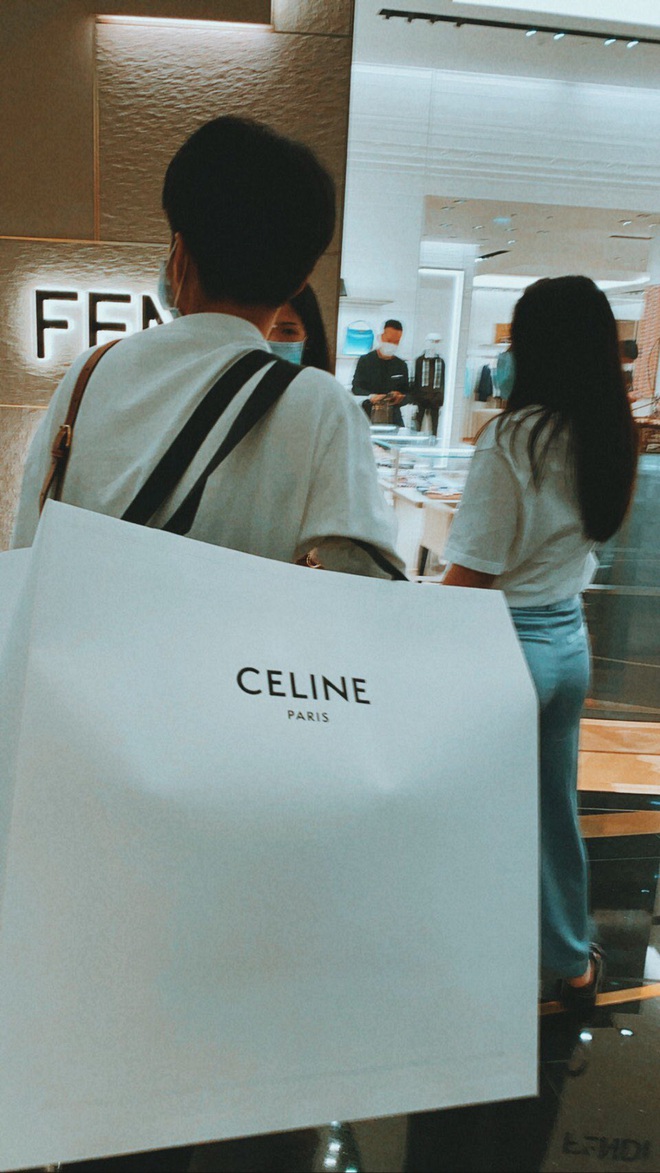 Nể fan của Lisa: Chốt đơn li&ecirc;n tục, mua cả t&aacute; đồ Celine mừng idol th&agrave;nh đại sứ to&agrave;n cầu - Ảnh 6.