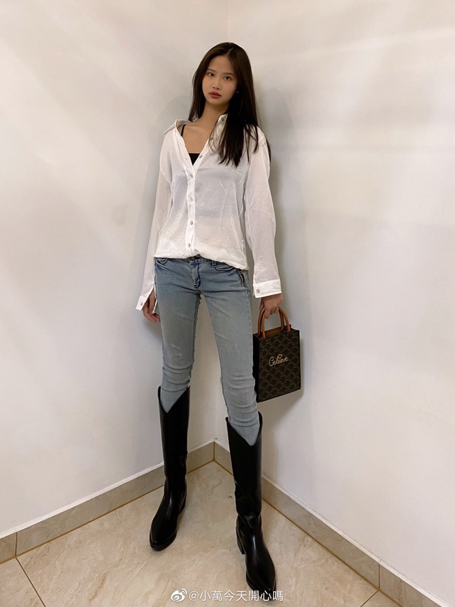 Nể fan của Lisa: Chốt đơn li&ecirc;n tục, mua cả t&aacute; đồ Celine mừng idol th&agrave;nh đại sứ to&agrave;n cầu - Ảnh 7.