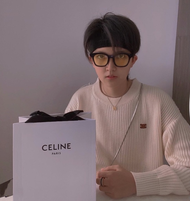 Nể fan của Lisa: Chốt đơn li&ecirc;n tục, mua cả t&aacute; đồ Celine mừng idol th&agrave;nh đại sứ to&agrave;n cầu - Ảnh 2.