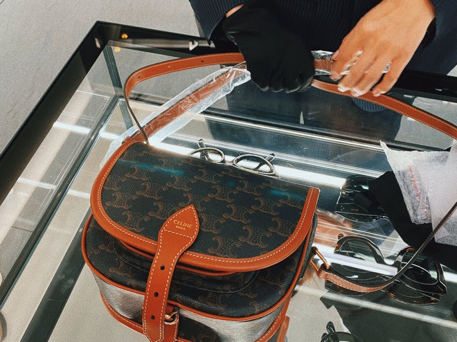 Nể fan của Lisa: Chốt đơn li&ecirc;n tục, mua cả t&aacute; đồ Celine mừng idol th&agrave;nh đại sứ to&agrave;n cầu - Ảnh 4.