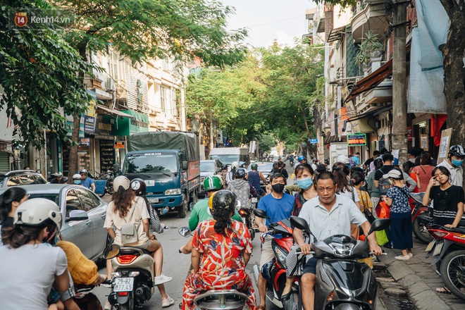 Đến hẹn lại lên, người Hà Nội xếp hàng dài đợi mua bánh Trung thu Bảo Phương - Ảnh 15.