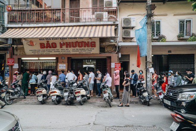 Đến hẹn lại lên, người Hà Nội xếp hàng dài đợi mua bánh Trung thu Bảo Phương - Ảnh 9.