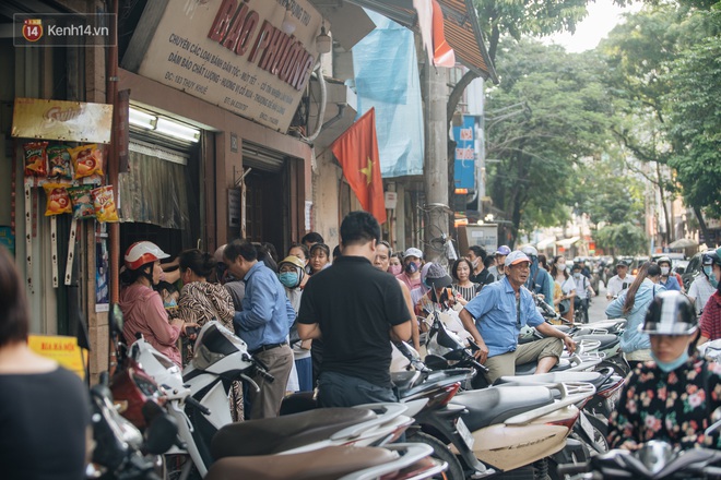 Đến hẹn lại lên, người Hà Nội xếp hàng dài đợi mua bánh Trung thu Bảo Phương - Ảnh 11.