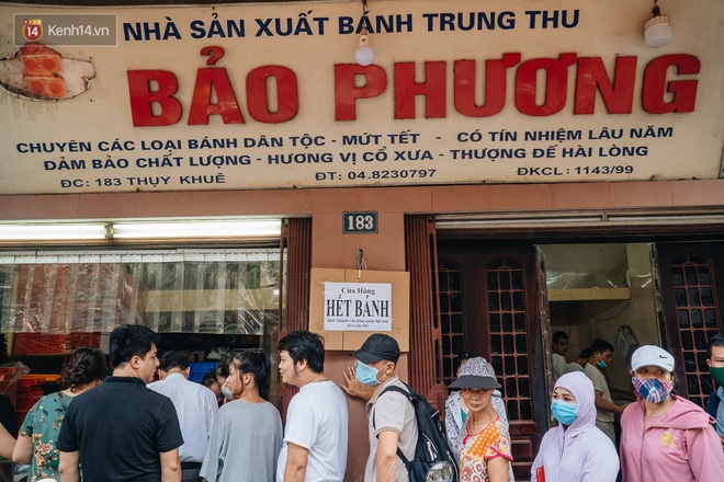 Đến hẹn lại lên, người Hà Nội xếp hàng dài đợi mua bánh Trung thu Bảo Phương - Ảnh 10.