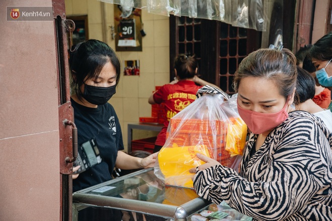 Đến hẹn lại lên, người Hà Nội xếp hàng dài đợi mua bánh Trung thu Bảo Phương - Ảnh 13.