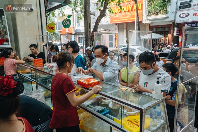 Đến hẹn lại lên, người Hà Nội xếp hàng dài đợi mua bánh Trung thu Bảo Phương - Ảnh 3.