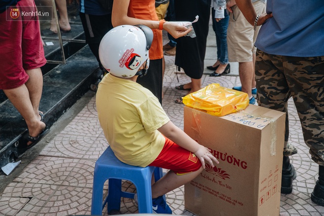 Đến hẹn lại lên, người Hà Nội xếp hàng dài đợi mua bánh Trung thu Bảo Phương - Ảnh 8.