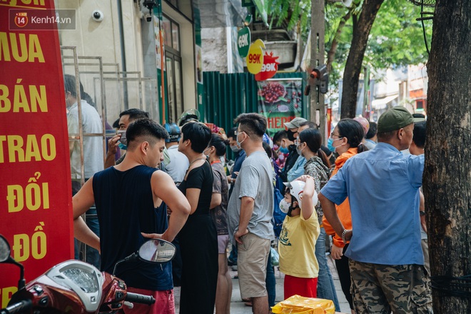 Đến hẹn lại lên, người Hà Nội xếp hàng dài đợi mua bánh Trung thu Bảo Phương - Ảnh 7.