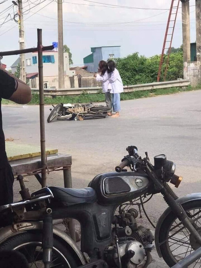 Đang đi học thì xe máy lăn ra đổ giữa đường, 2 nữ sinh lôi điện thoại làm hành động khó hiểu thu hút gần 20.000 lượt like - Ảnh 1.