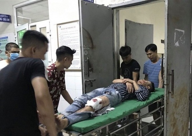 Xe Innova t&ocirc;ng đo&agrave;n xe m&aacute;y đi ăn cưới, 9 người bị thương  - Ảnh 2.