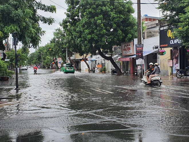 Kiên Giang mưa lớn, nhiều tuyến đường biến thành sông - Ảnh 2.