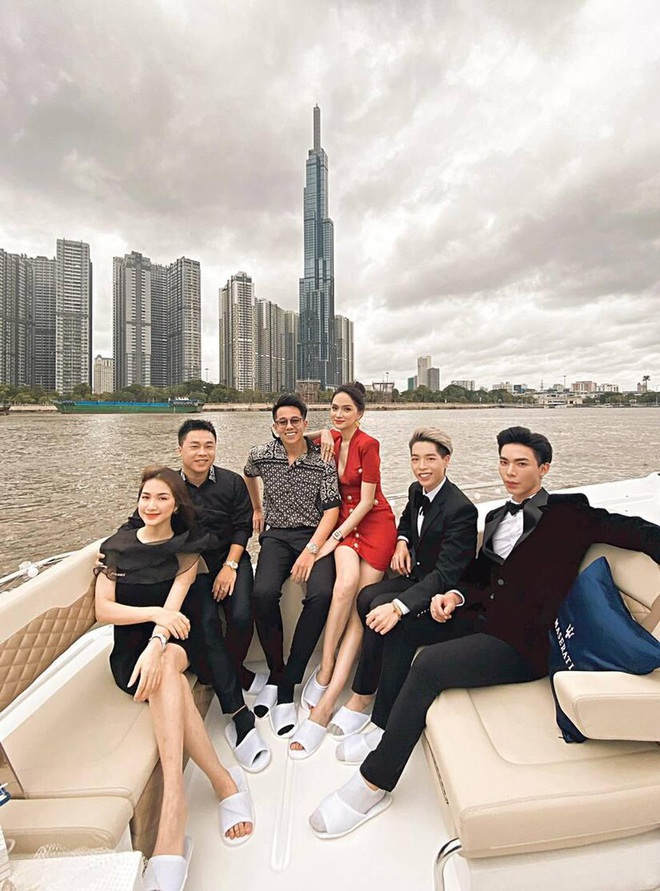 Clip toàn cảnh tiệc du thuyền Hương Giang - Matt Liu và hội bạn thân, hé lộ cảnh khóa môi full không che với bạn trai CEO - Ảnh 4.