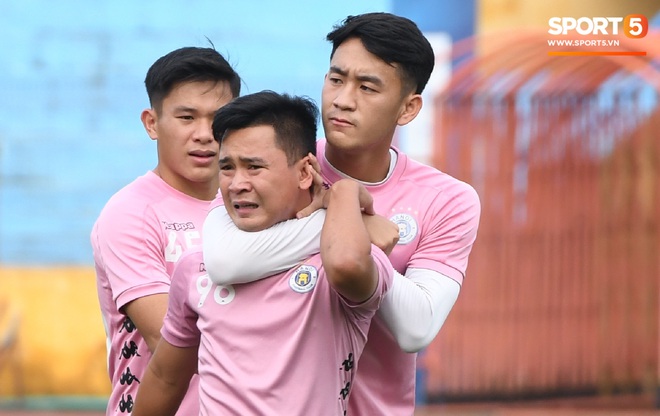 Văn Hậu thử sức với xà ngang rồi vô tình khoe cơ bắp cuồn cuộn, Quang Hải báo tin vui trước vòng 12 V.League 2020  - Ảnh 8.