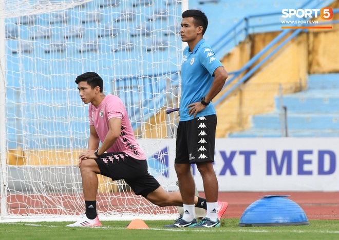 Văn Hậu thử sức với xà ngang rồi vô tình khoe cơ bắp cuồn cuộn, Quang Hải báo tin vui trước vòng 12 V.League 2020  - Ảnh 2.