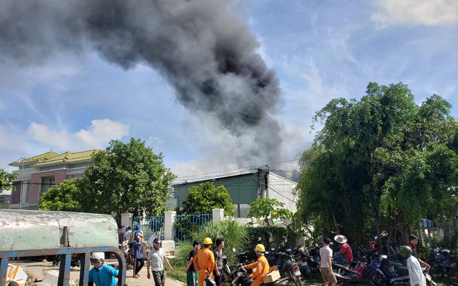 Cháy lớn cơ sở thu mua thủy sản ở Quảng Nam - Ảnh 2.