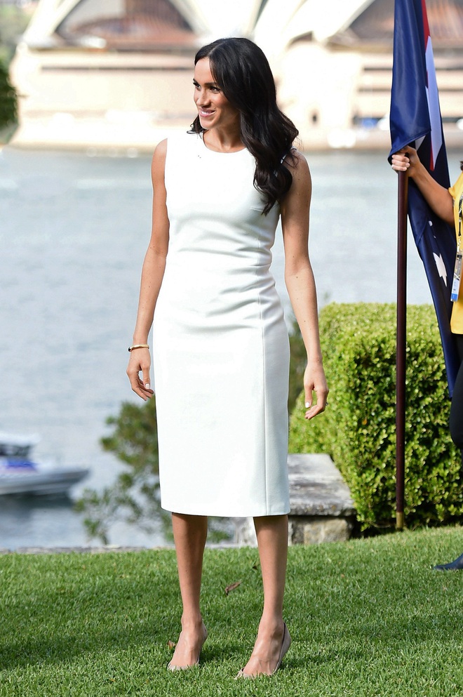 C&ugrave;ng mặc một kiểu đầm trắng, Meghan Markle bị ch&ecirc; thua hẳn về kh&iacute; chất so với Đệ nhất phu nh&acirc;n Mỹ - Ảnh 4.