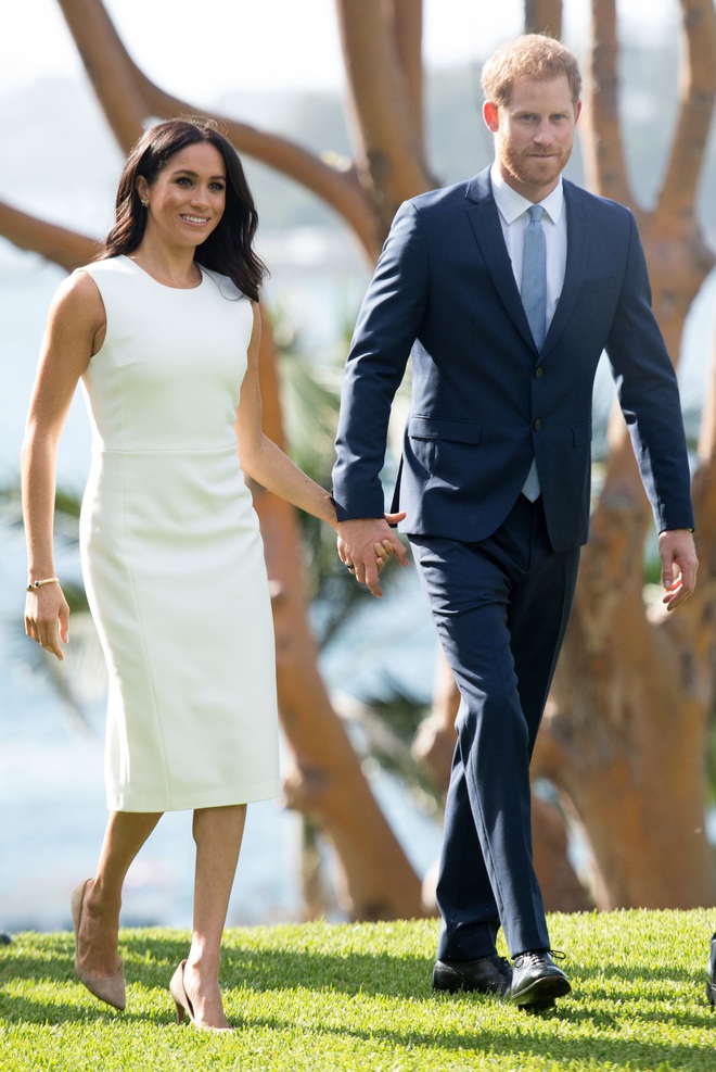 C&ugrave;ng mặc một kiểu đầm trắng, Meghan Markle bị ch&ecirc; thua hẳn về kh&iacute; chất so với Đệ nhất phu nh&acirc;n Mỹ - Ảnh 5.