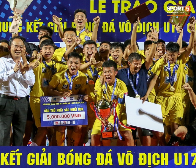 Th&uacute; vị chuyện đ&agrave;n em Văn Đức giải nghệ ở tuổi 17, ngay sau khi l&agrave;m đội trưởng 12 ph&uacute;t v&agrave; c&ugrave;ng bố v&ocirc; địch giải trẻ - Ảnh 2.