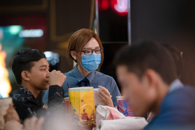 Hiền Hồ giả l&agrave;m nh&acirc;n vi&ecirc;n b&aacute;n v&eacute; xem phim, bị bắt trộm v&iacute; tiền chọc đi&ecirc;n kh&aacute;ch - Ảnh 5.