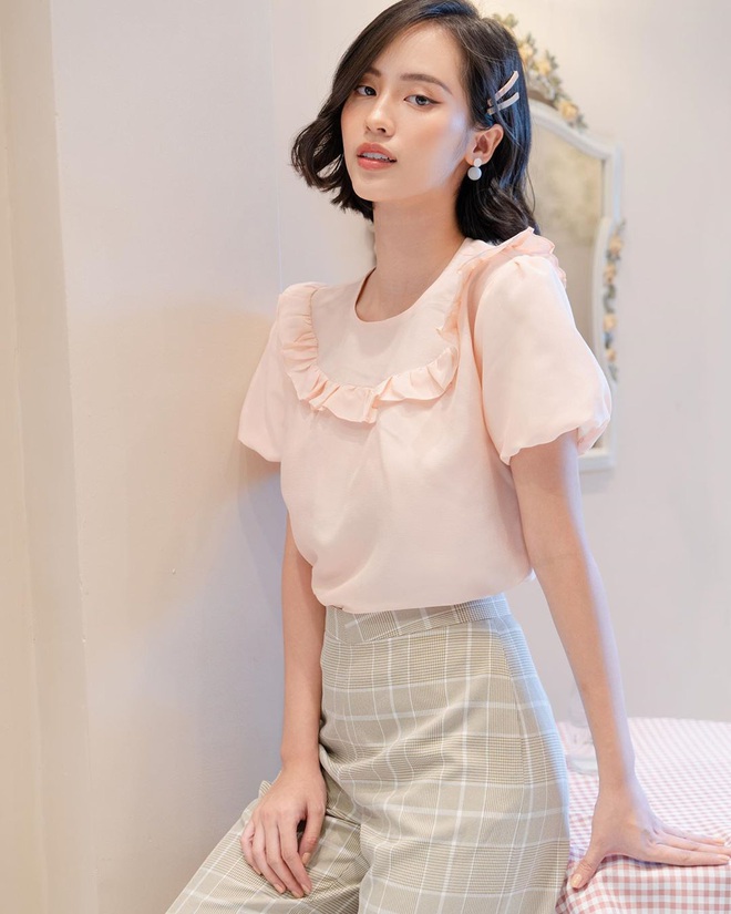 Thu đến cứ nhắm ngay áo blouse cổ lá sen, vừa dễ mặc lại còn điệu và sang - Ảnh 11.