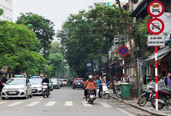 Kh&ocirc;i phục cấm taxi, xe c&ocirc;ng nghệ tr&ecirc;n nhiều tuyến phố H&agrave; Nội ​ - Ảnh 1.