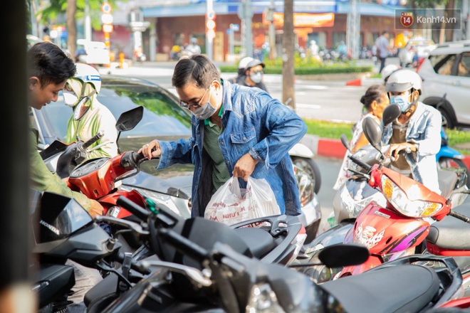 Cùng là bánh Trung thu Như Lan: Người Sài Gòn chen nhau ở tiệm, bánh lề đường mua 1 tặng 4 không ai buồn ghé là vì sao? - Ảnh 12.