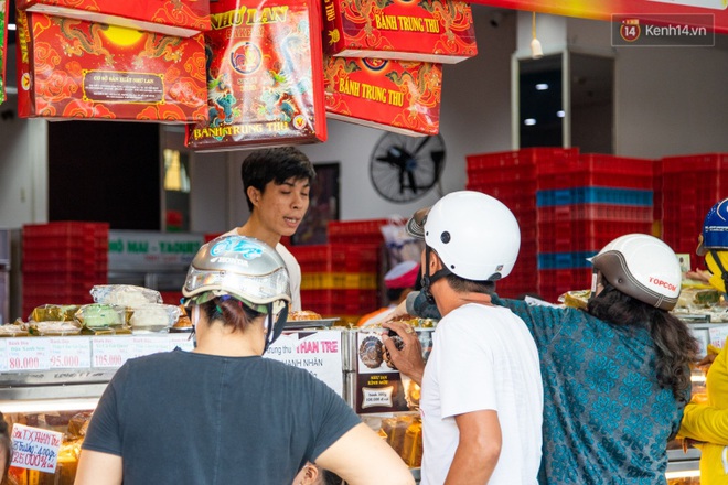 Cùng là bánh Trung thu Như Lan: Người Sài Gòn chen nhau ở tiệm, bánh lề đường mua 1 tặng 4 không ai buồn ghé là vì sao? - Ảnh 5.