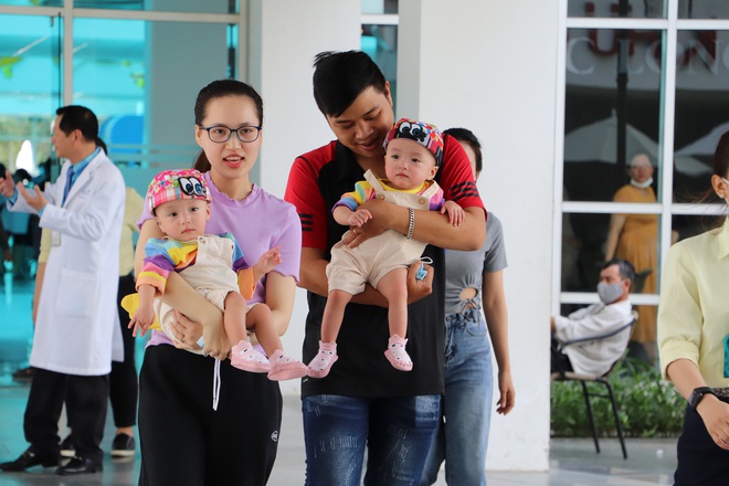 Bố mẹ Trúc Nhi - Diệu Nhi xúc động đón Trung thu đầu tiên với 2 con, tuần sau 2 bé xuất viện về nhà - Ảnh 11.