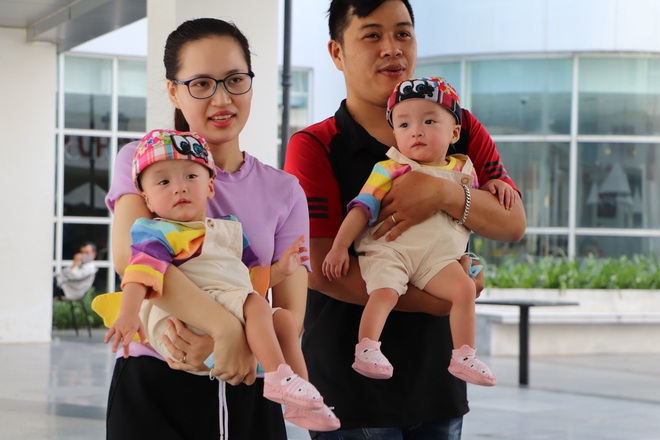 Bố mẹ Trúc Nhi - Diệu Nhi xúc động đón Trung thu đầu tiên với 2 con, tuần sau 2 bé xuất viện về nhà - Ảnh 11.