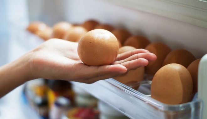 Trứng rất bổ nhưng chúng lại dễ bị hỏng chỉ vì một thói quen mà nhiều người thường làm trước khi cất vào tủ lạnh bảo quản - Ảnh 3.