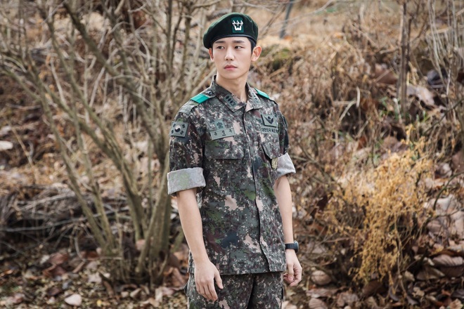 Còn đang thảo luận nên duyên cùng Jisoo, Jung Hae In đã lẹ tay chốt đơn phim mới về quân nhân cực ngầu - Ảnh 2.