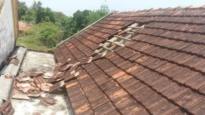 M&aacute;y bay hạ c&aacute;nh l&agrave;m tốc m&aacute;i nh&agrave; d&acirc;n - Ảnh 1.