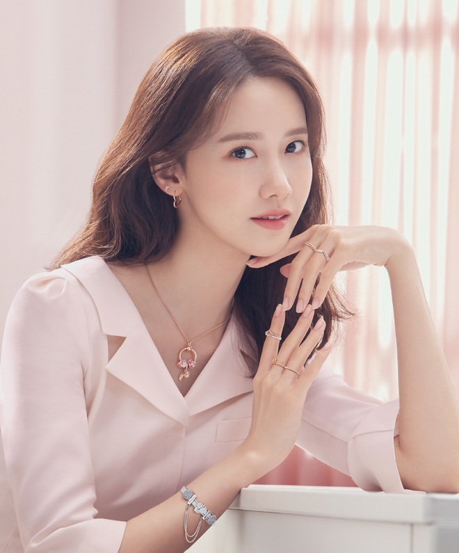 Nữ thần Yoona lồng lộn lên 7 bìa tạp chí đặc biệt, nhưng lại gây tranh cãi vì bị &quot;dìm&quot; với đôi mắt trợn trừng đến lạ - Ảnh 9.