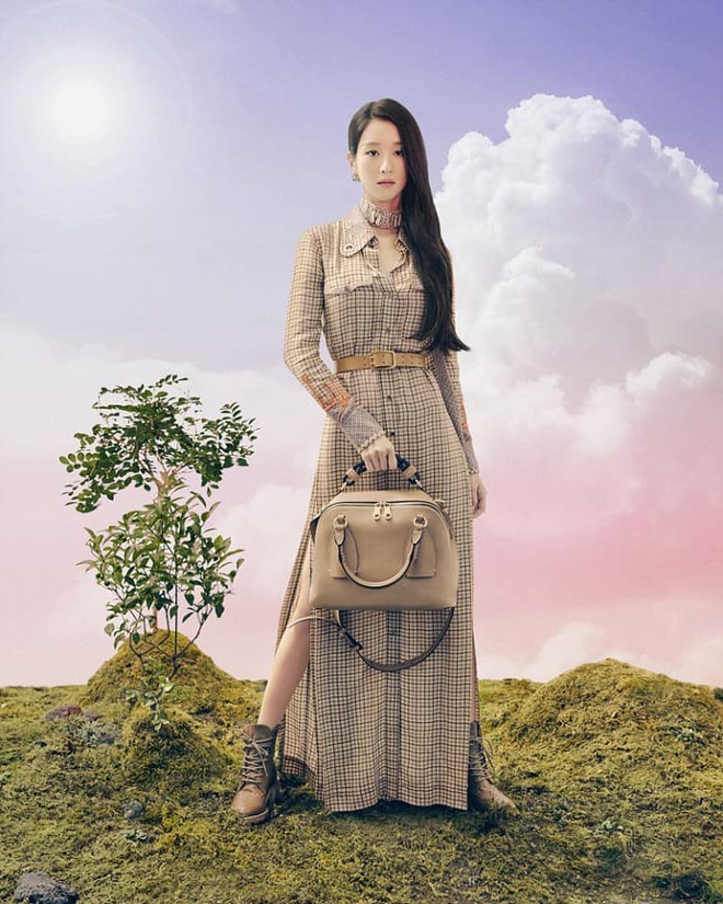 Đụng v&aacute;y với Seo Ye Ji, Dương Mịch đ&atilde; gặp kỳ ph&ugrave;ng địch thủ: Bị lấn &aacute;t ho&agrave;n to&agrave;n về độ sang chảnh - Ảnh 2.