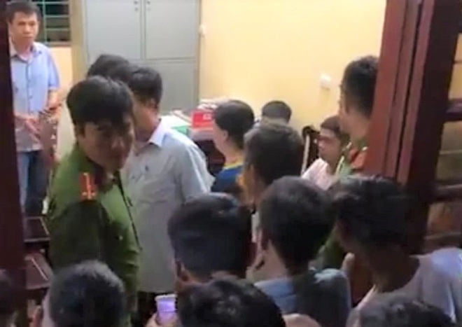 Nghi vấn Ph&oacute; trưởng C&ocirc;ng an x&atilde; nổ s&uacute;ng khiến nam sinh lớp 12 tr&uacute;ng đạn  - Ảnh 1.