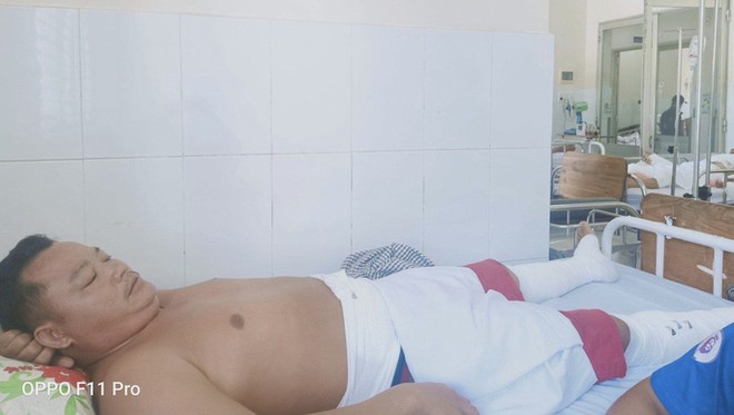 Ghe gỗ b&aacute;n tạp h&oacute;a tr&ecirc;n s&ocirc;ng ph&aacute;t nổ, vợ chồng gặp nạn  - Ảnh 1.
