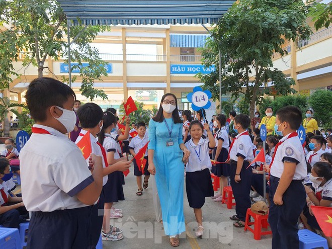 TP.HCM: Học sinh lớp 1 nức nở, không chịu xa mẹ trong ngày khai giảng - Ảnh 11.