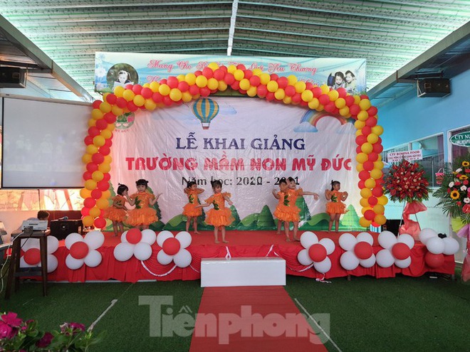 TP.HCM: Học sinh lớp 1 nức nở, không chịu xa mẹ trong ngày khai giảng - Ảnh 13.