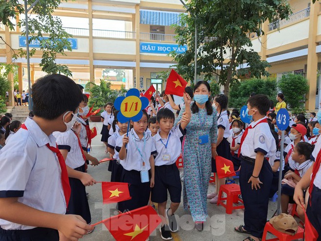 TP.HCM: Học sinh lớp 1 nức nở, không chịu xa mẹ trong ngày khai giảng - Ảnh 10.