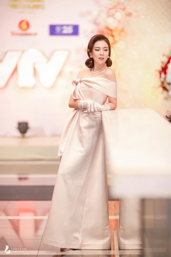 MC Mai Ngọc bị nghi bỏ về nh&agrave; 40 ph&uacute;t trước khi VTV Awards kết th&uacute;c để tiệc t&ugrave;ng với hội bạn, ch&iacute;nh chủ l&ecirc;n tiếng! - Ảnh 4.