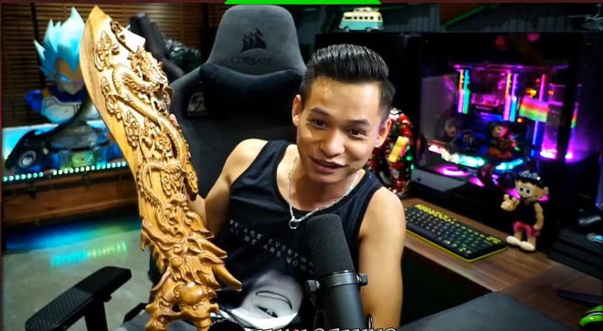 Độ Mixi được donate Đồ Long Đao trấn yểm trẻ tr&acirc;u, cậu con trai T&ugrave;ng S&oacute;i mới 3 tuổi đ&atilde; sở hữu si&ecirc;u xe cực xịn - Ảnh 1.