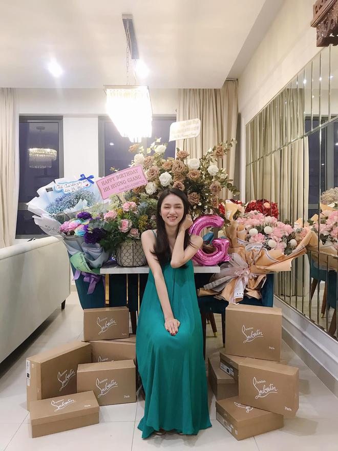 Ngắm trọn cơ ngơi khủng sao Vbiz b&aacute;o hiếu bố mẹ: Quốc Trường tặng nh&agrave; 25 tỷ chưa cho&aacute;ng bằng biệt phủ 10.000m2 L&yacute; Nh&atilde; Kỳ tậu - Ảnh 8.