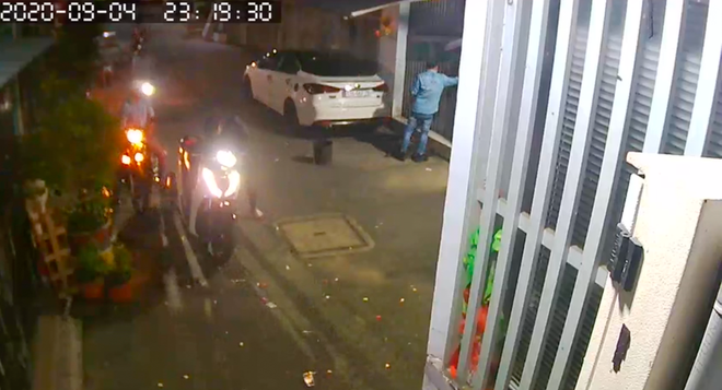 TP.HCM: Nh&oacute;m giang hồ d&ugrave;ng hung kh&iacute; x&ocirc;ng v&agrave;o nh&agrave; truy s&aacute;t người đ&agrave;n &ocirc;ng, mặc 2 con nhỏ của nạn nh&acirc;n g&agrave;o kh&oacute;c sợ h&atilde;i - Ảnh 4.
