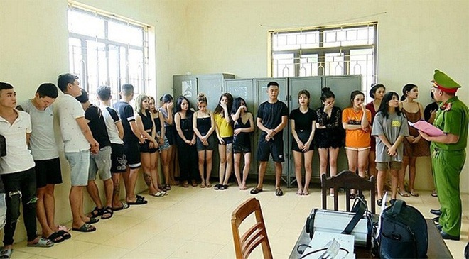 Đột k&iacute;ch, ph&aacute;t hiện 22 nam, nữ thanh ni&ecirc;n đang ph&ecirc; ma t&uacute;y trong kh&aacute;ch sạn - Ảnh 1.