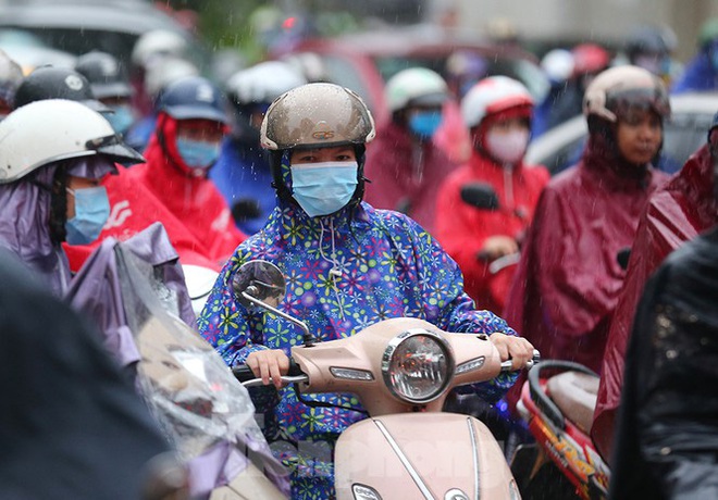 Ngày đầu tuần mưa lớn, nhiều tuyến phố Hà Nội ùn tắc dài - Ảnh 3.