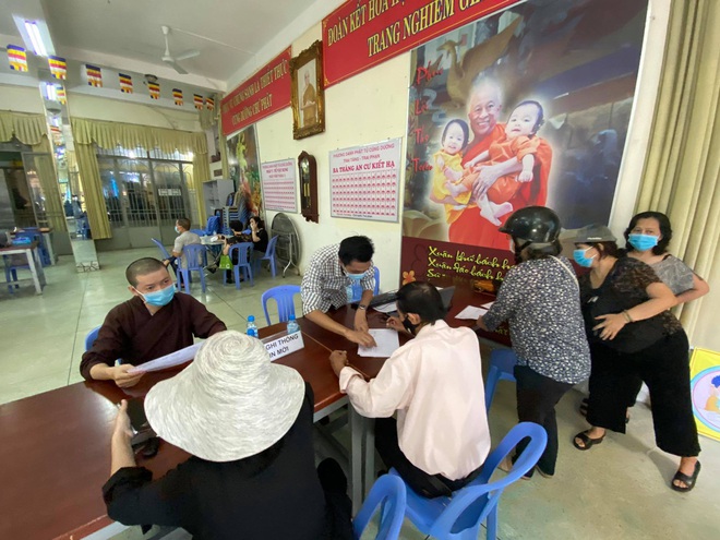 Người dân đến nhận dạng tro cốt tại chùa Kỳ Quang 2: “Tôi vỡ oà vui sướng khi tìm được hũ cốt của người thân” - Ảnh 6.